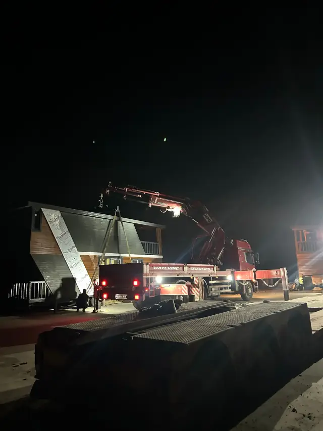 Gece saatlerinde beton yapıyı kaldıran vinç