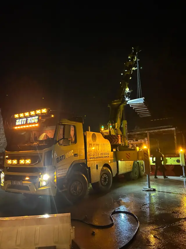 Batı Vinç saha fotoğrafı: gece operasyonunda beton köşk yerleşimi