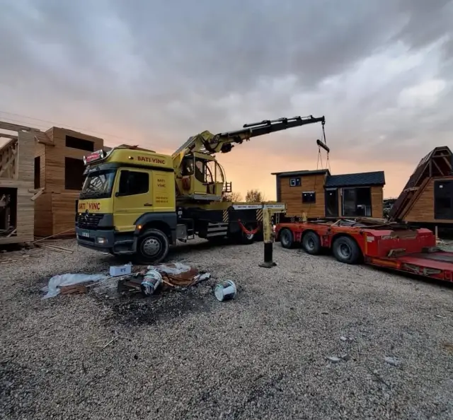 Şantiyede dorse üstü vincin tiny house yapısını kaldırdığı saha operasyonu