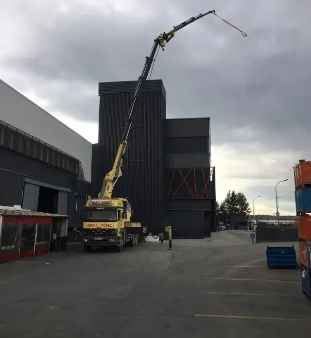 Fabrika binasının yanında yürütülen vinç operasyonu